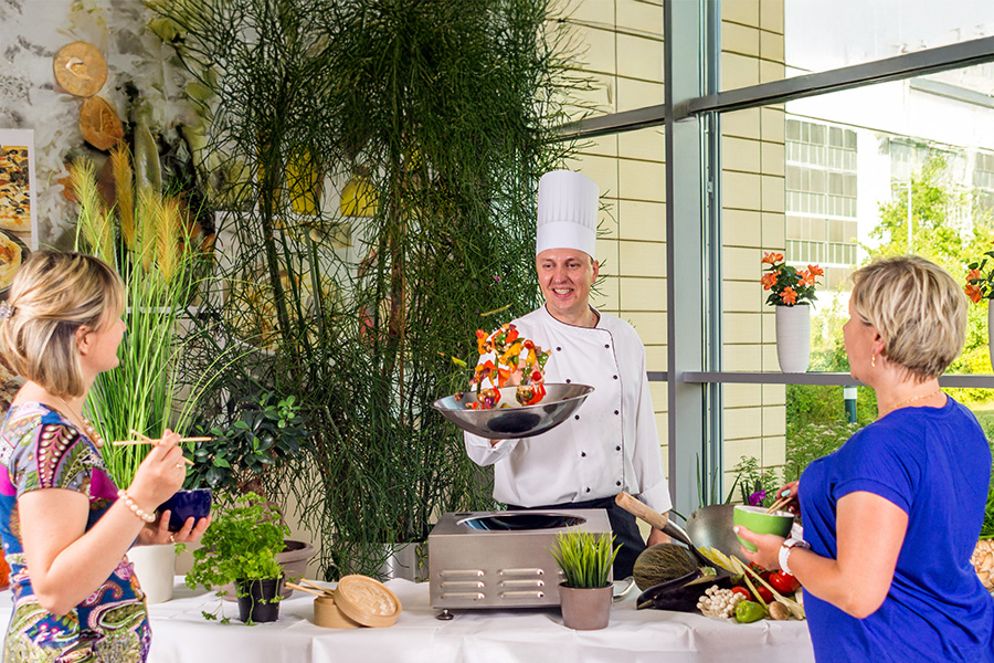 Catering Live Cooking, Gemüse im Wok: Alles frisch! Catering für den Großraum Reutlingen, Tübingen und Stuttgart